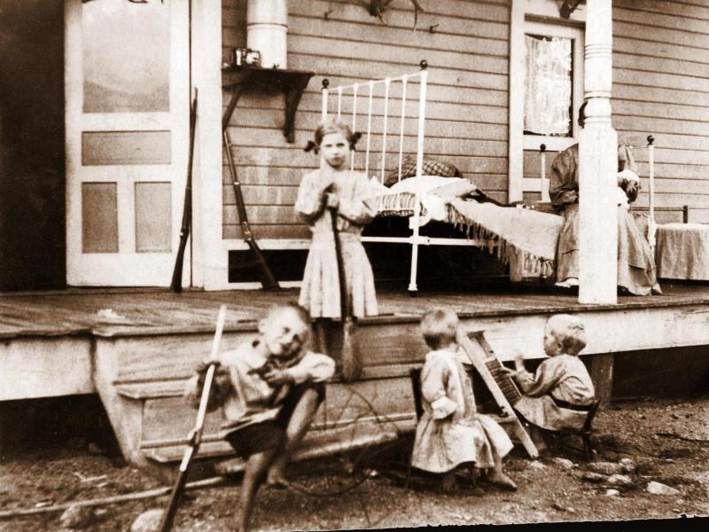 Fuchs family kids at play, 1909